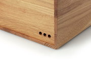 Close-up van een broodtrommel van eikenhout met drie ventilatiegaten aan de zijkant.