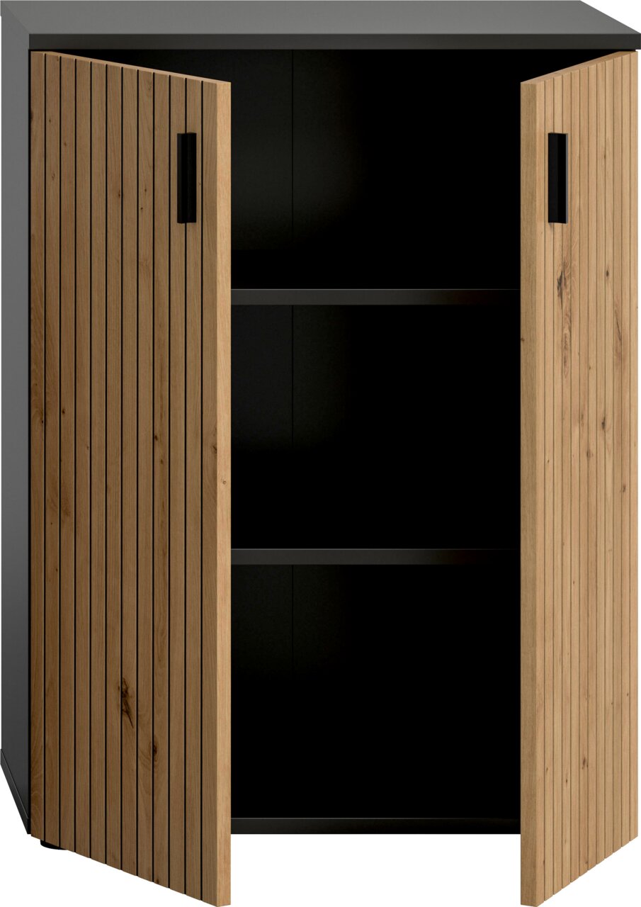 Moderner Schrank mit zwei geöffneten Türen aus vertikalen Holzlamellen, schwarzem Korpus und Innenfächern, frontale Ansicht leicht von oben