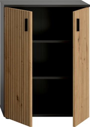 Moderner Schrank mit zwei geöffneten Türen aus vertikalen Holzlamellen, schwarzem Korpus und Innenfächern, frontale Ansicht leicht von oben
