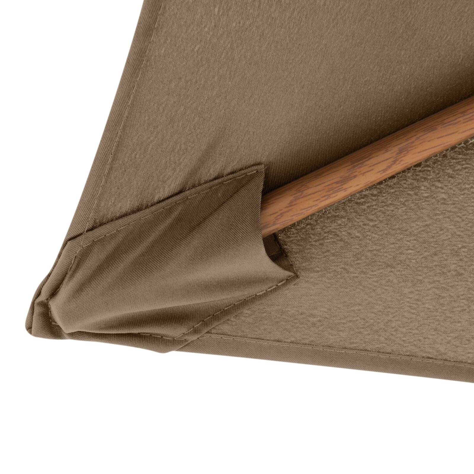 Detailaufnahme eines taupefarbenen Stoffbezugs mit angenähter Tasche/Lasche an einer Holzstange, Seitenansicht im Nahbereich