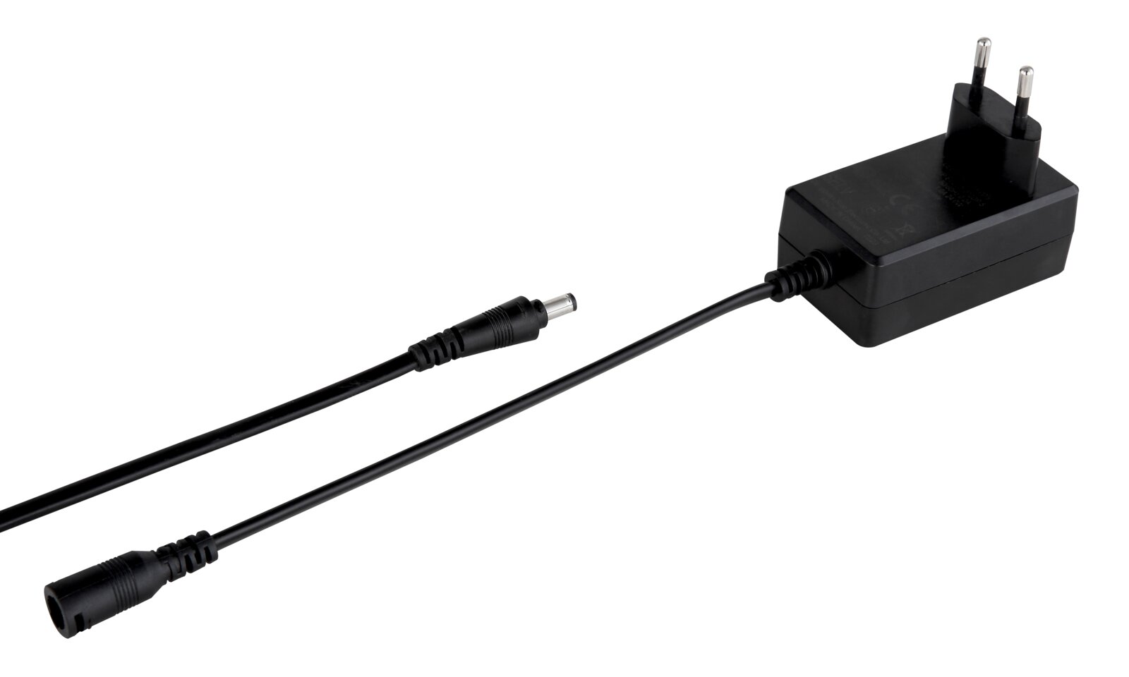 Schwarzes Netzteil mit Kabel und Stecker, seitliche Perspektive