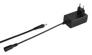Schwarzes Netzteil mit Kabel und Stecker, seitliche Perspektive
