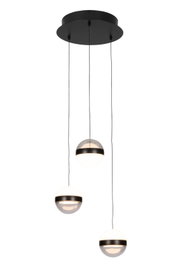 Moderne 3-flammige Pendelleuchte mit runder schwarzer Deckenrosette und drei kugelförmigen Glas-Schirmen mit schwarzem Ring, freigestellt auf Weiß, Perspektive: Frontalansicht
