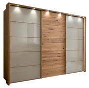 Schwebetürenschrank mit drei Türen, zwei in Glasoptik und eine in Holzoptik, mit integrierter Beleuchtung, seitliche Perspektive