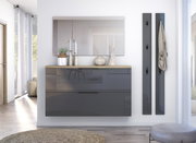 Moderne Garderobenleiste in einem eleganten, minimalistischen Flur, frontal betrachtet.