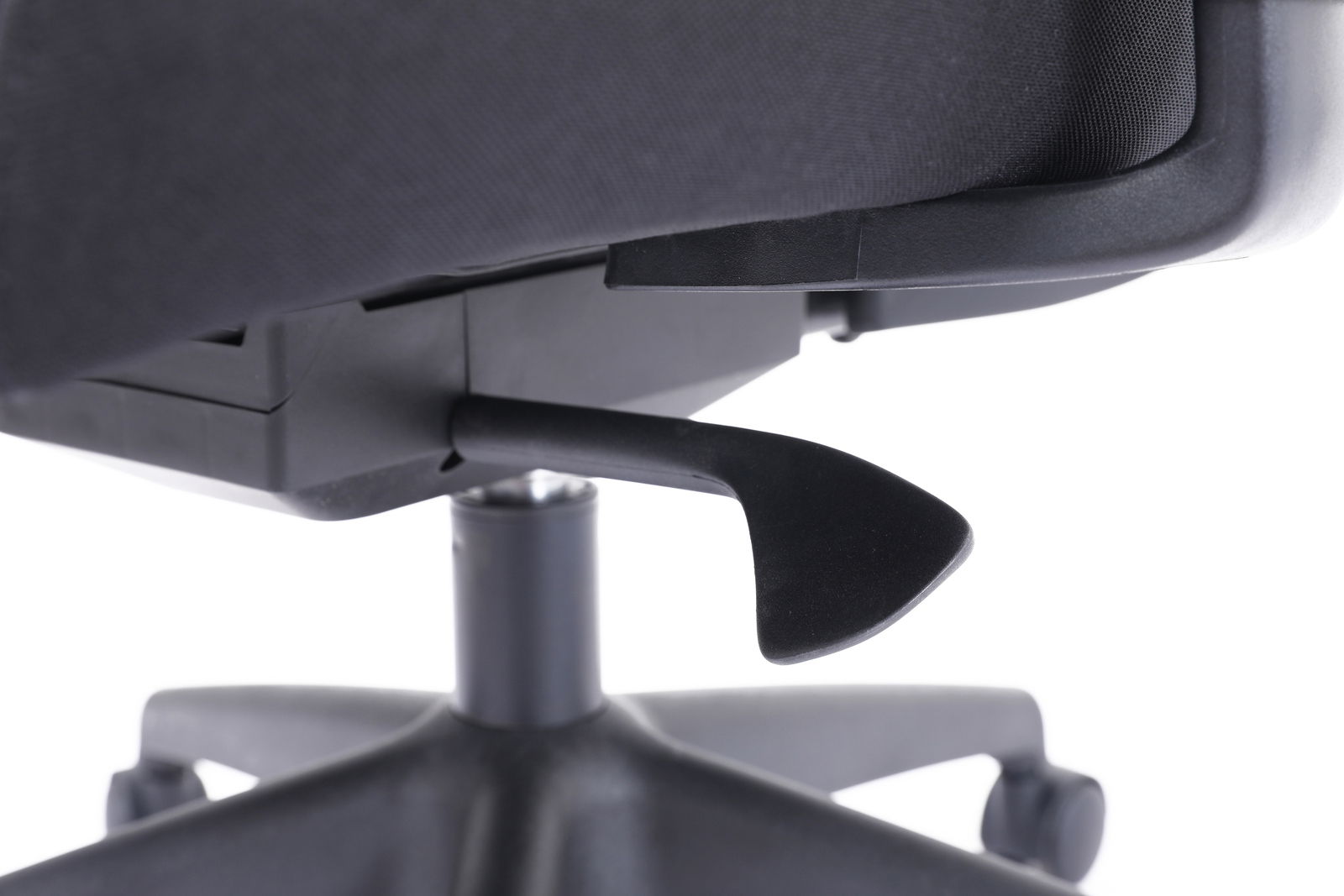 Nahaufnahme eines Drehstuhls von der Seite, Fokus auf die Höhenverstellung.