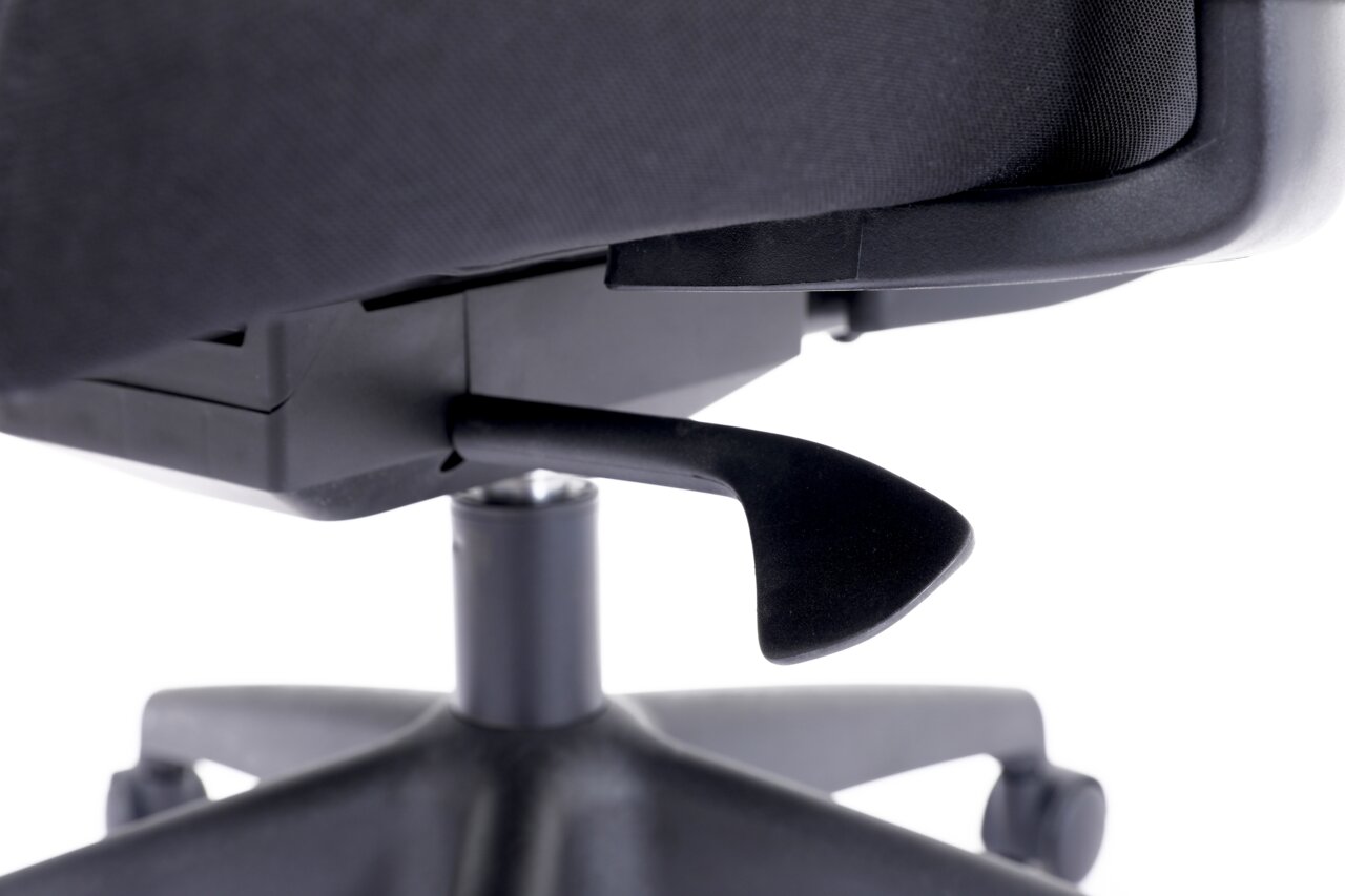 Nahaufnahme eines Drehstuhls von der Seite, Fokus auf die Höhenverstellung.