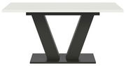 Moderner Esstisch mit weißer Tischplatte und schwarzem V-förmigem Gestell, Frontalansicht.