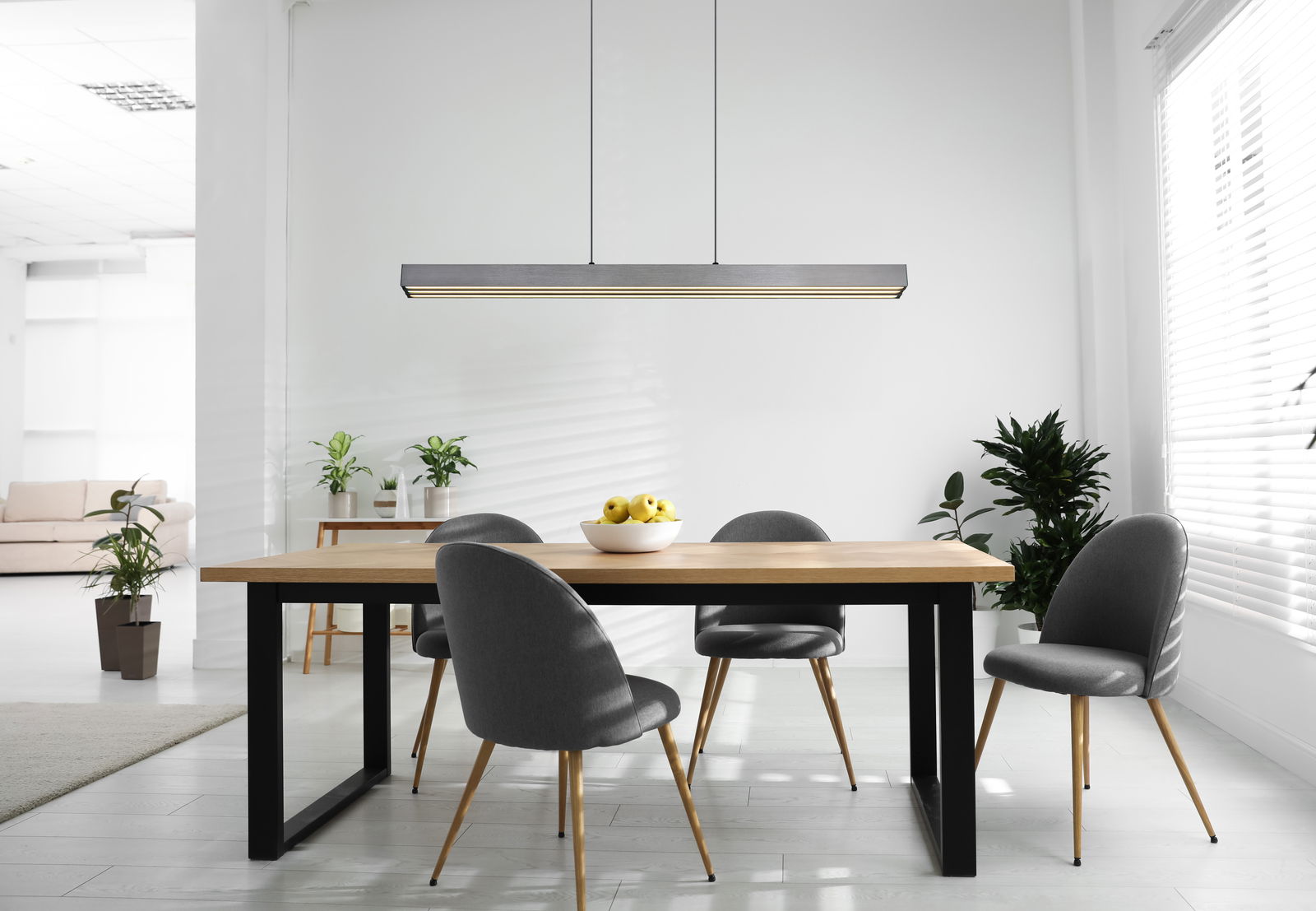 Moderne Hängeleuchte ETHAN von Globo Lighting über einem Esstisch, seitliche Perspektive.