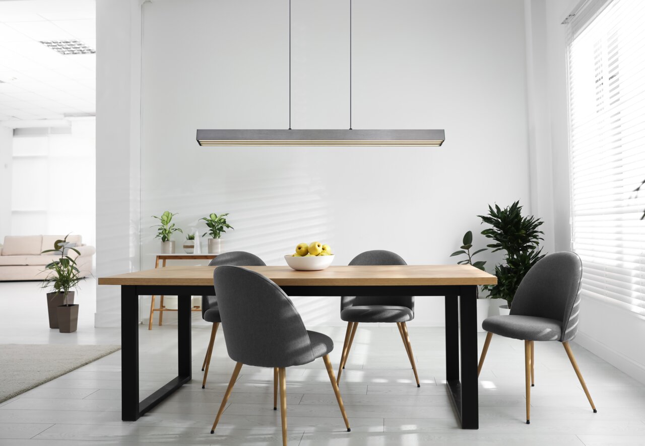 Moderne Hängeleuchte ETHAN von Globo Lighting über einem Esstisch, seitliche Perspektive.