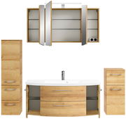 Frontale Ansicht einer Badkombination aus Holz mit Spiegelschrank, Waschbeckenunterschrank und zwei Hochschränken.