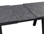 Ausziehbarer kleiner Gartentisch mit grauer Steinoptik, Nahaufnahme der Tischplatte von oben.