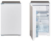 Zwei Ansichten eines weißen Kühlschranks, eine mit geschlossener Tür und eine mit geöffneter Tür, die das Innere mit transparenten Ablagen zeigt. Frontalansicht.