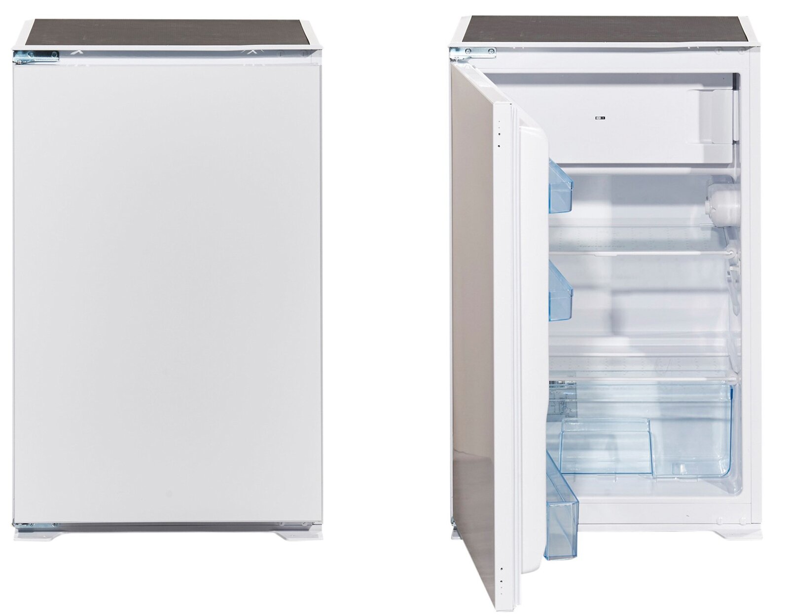 Zwei Ansichten eines weißen Kühlschranks, eine mit geschlossener Tür und eine mit geöffneter Tür, die das Innere mit transparenten Ablagen zeigt. Frontalansicht.