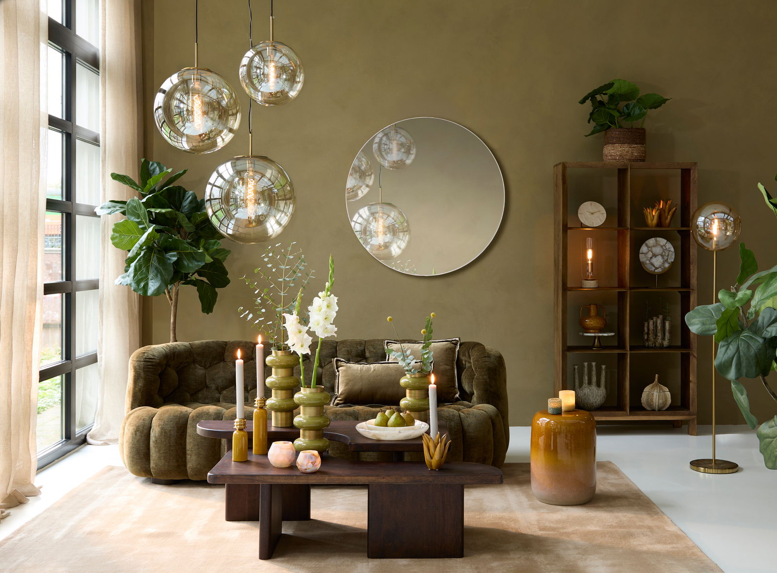 Light&Living Couch AMARA Gemütliches Wohnzimmer mit olivgrüner Couch, Holztisch und dekorativen Elementen, seitliche Perspektive.