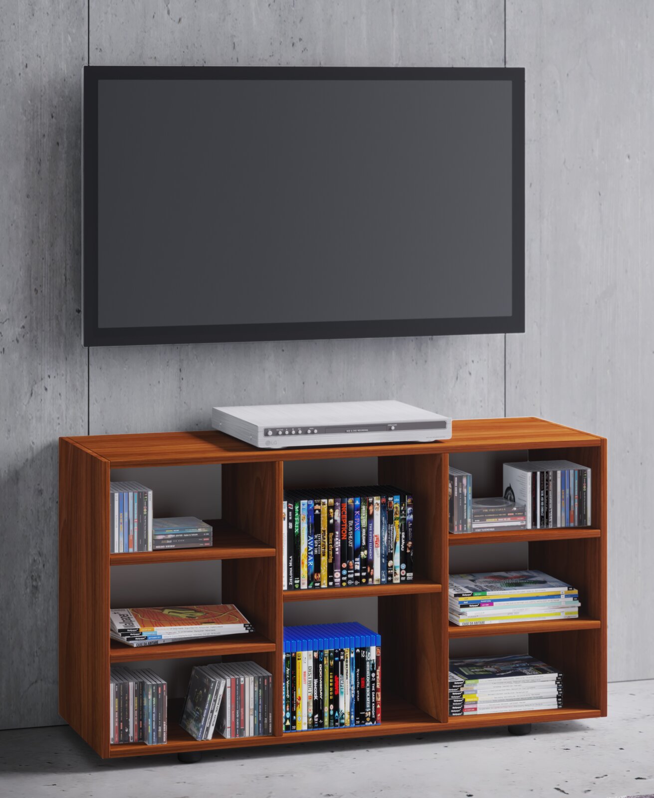 Holzfarbenes TV-Lowboard/Medienregal mit mehreren offenen Fächern, gefüllt mit DVDs und CDs, mit einem weißen DVD-Player obenauf; frontale Ansicht leicht von links vor Betonwand mit darüber montiertem Flachbildfernseher.