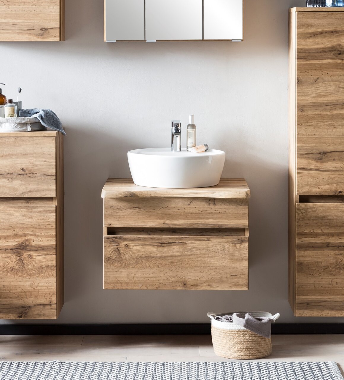 Moderne wastafel met houtlook en ronde wasbak, van voren gefotografeerd.