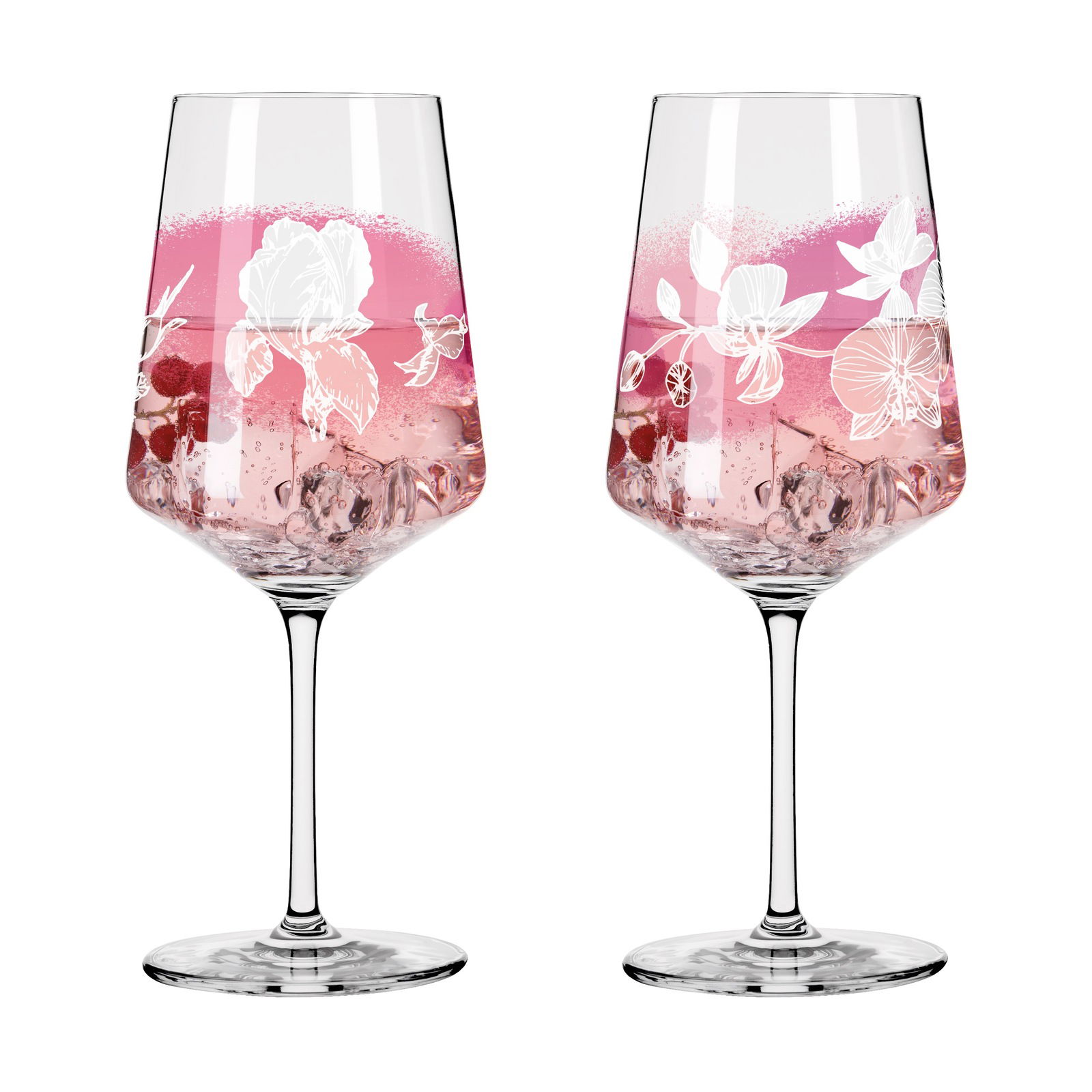 Ritzenhoff Sprizz 2er-Set SOMMERSONETT Zwei elegante Weingläser mit floralen Mustern, gefüllt mit einem rosafarbenen Getränk und Eiswürfeln, aus der Frontalperspektive.