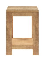 Beistelltisch aus Holz, frontal fotografiert, mit rechteckiger Form und zusätzlicher Ablagefläche unten.