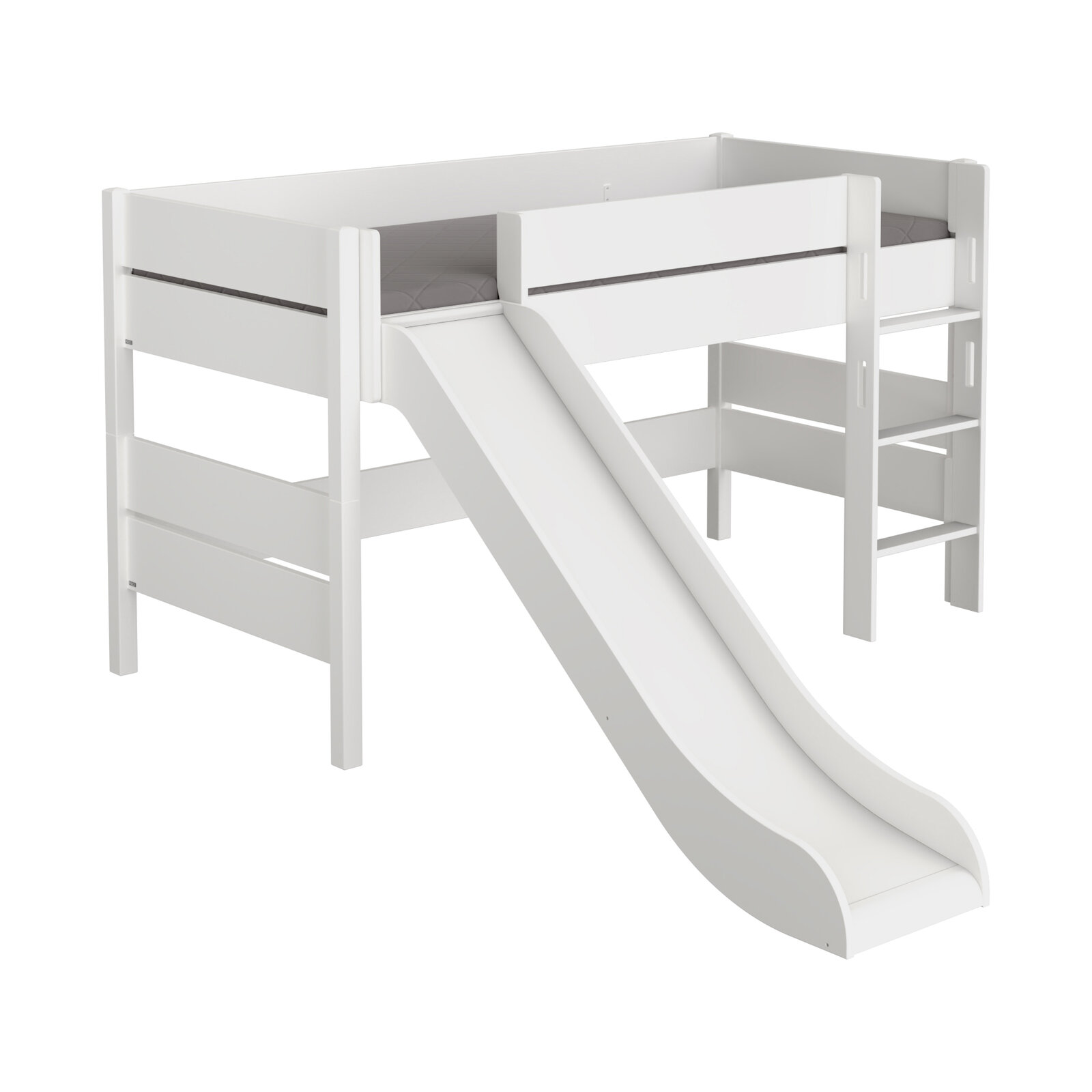 Weißes Spielbett mit Rutsche und Leiter, seitliche Perspektive