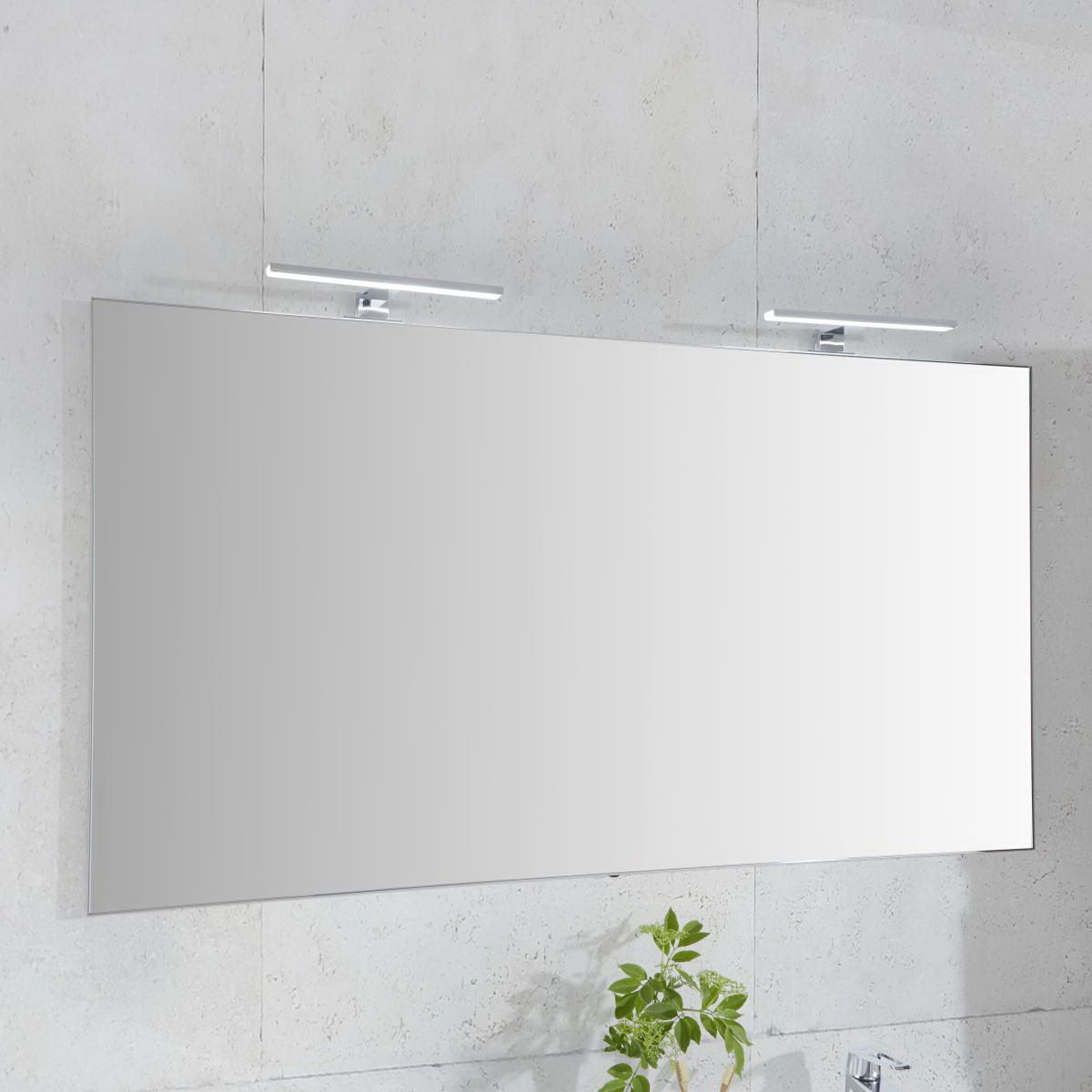 Großer rechteckiger Wandspiegel mit zwei integrierten LED-Leuchten, frontal betrachtet.