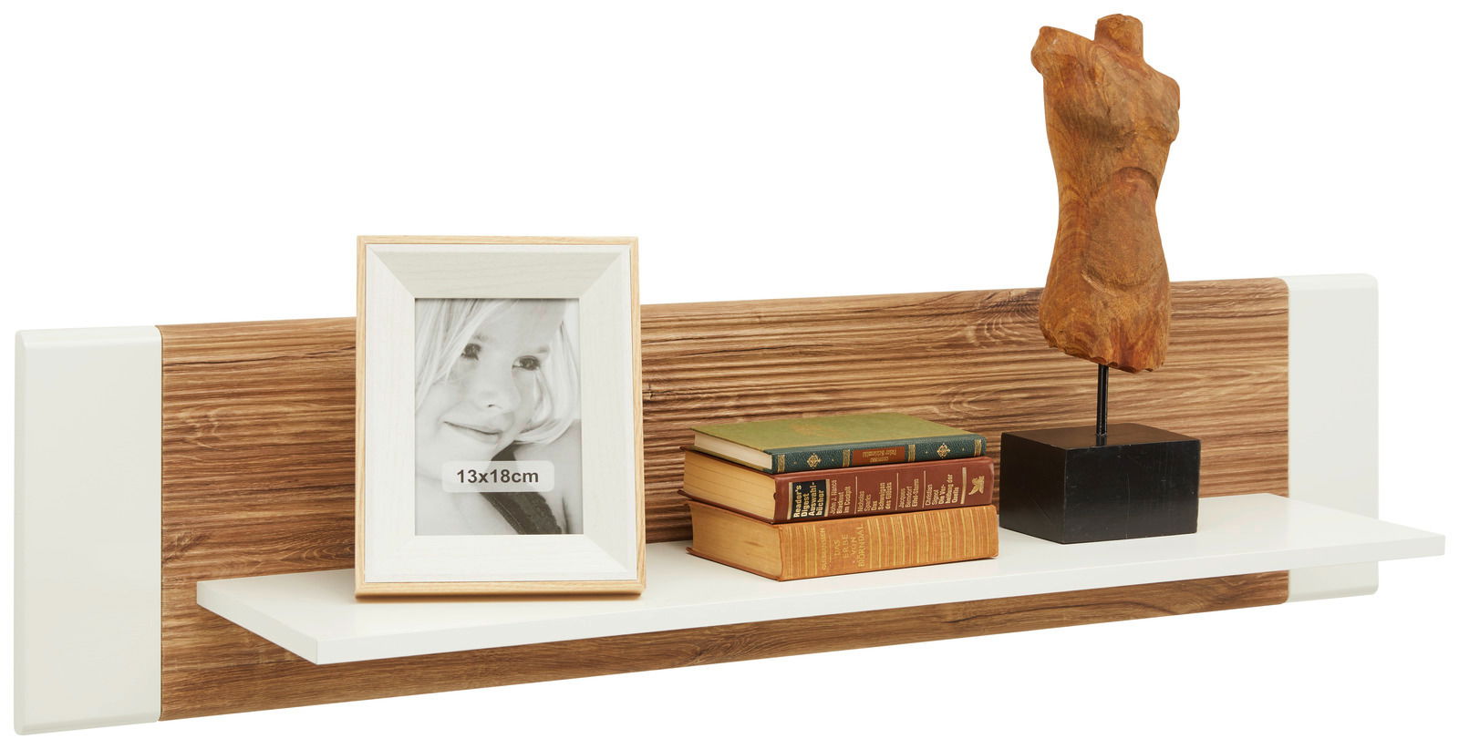 Z2 Wandboard LEONARDO Wandboard mit Holzoptik und weißem Regal, dekoriert mit einem Bilderrahmen, Büchern und einer Skulptur, seitliche Perspektive