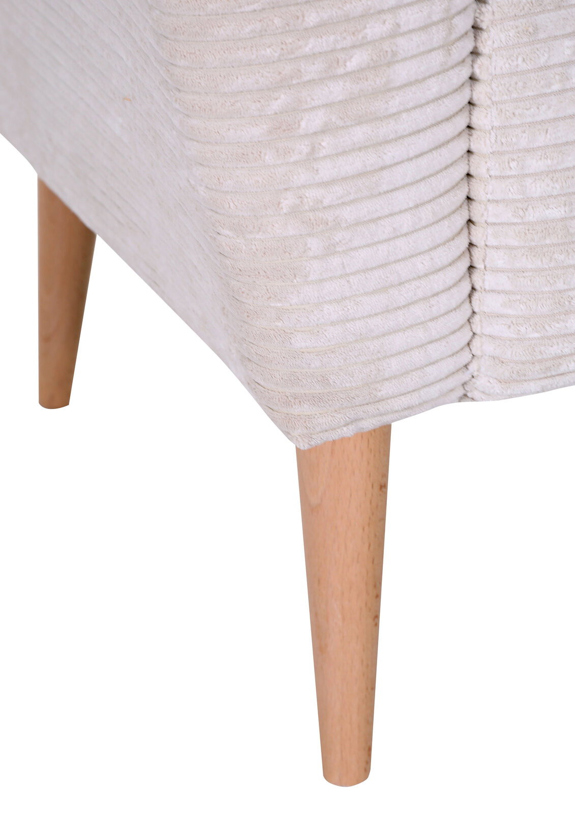 Detailaufnahme eines hellen, gerippten Polstermöbels mit beigem Stoffbezug und konischen Holzbeinen, seitliche Perspektive auf die Ecke
