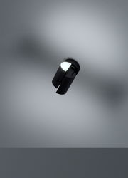 Schwarzer LED-Spot von unten betrachtet, an der Decke montiert, mit leuchtendem Lichtstrahl.