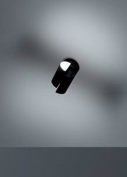Schwarzer LED-Spot von unten betrachtet, an der Decke montiert, mit leuchtendem Lichtstrahl.
