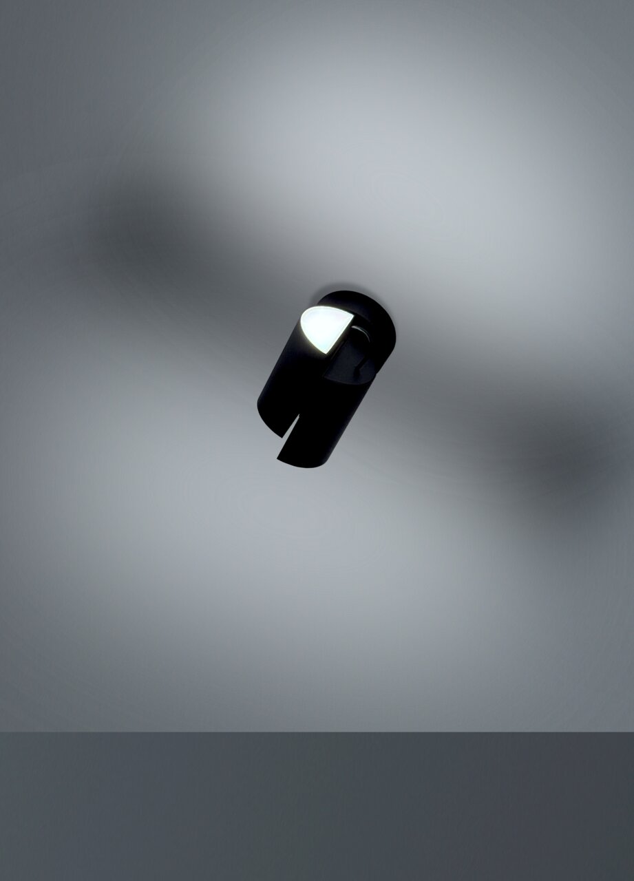 Schwarzer LED-Spot von unten betrachtet, an der Decke montiert, mit leuchtendem Lichtstrahl.