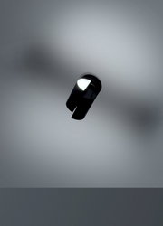 Schwarzer LED-Spot von unten betrachtet, an der Decke montiert, mit leuchtendem Lichtstrahl.