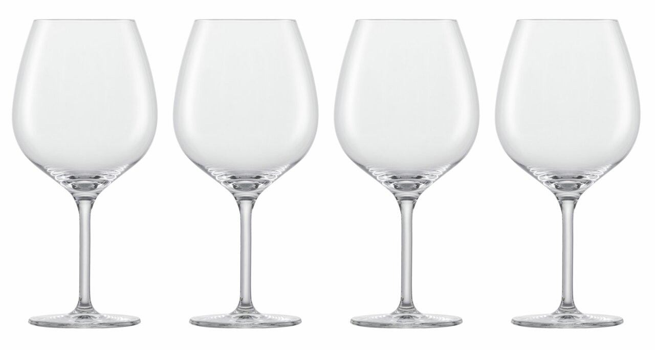 Vier elegante Rotweingläser aus klarem Glas, frontal nebeneinander aufgereiht.