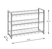 Silbernes 3-stöckiges Metallregal/Schuhregal mit Drahtgitterböden, Maße ca. 80 x 30 x 60 cm, in schräger Frontansicht freigestellt auf weißem Hintergrund