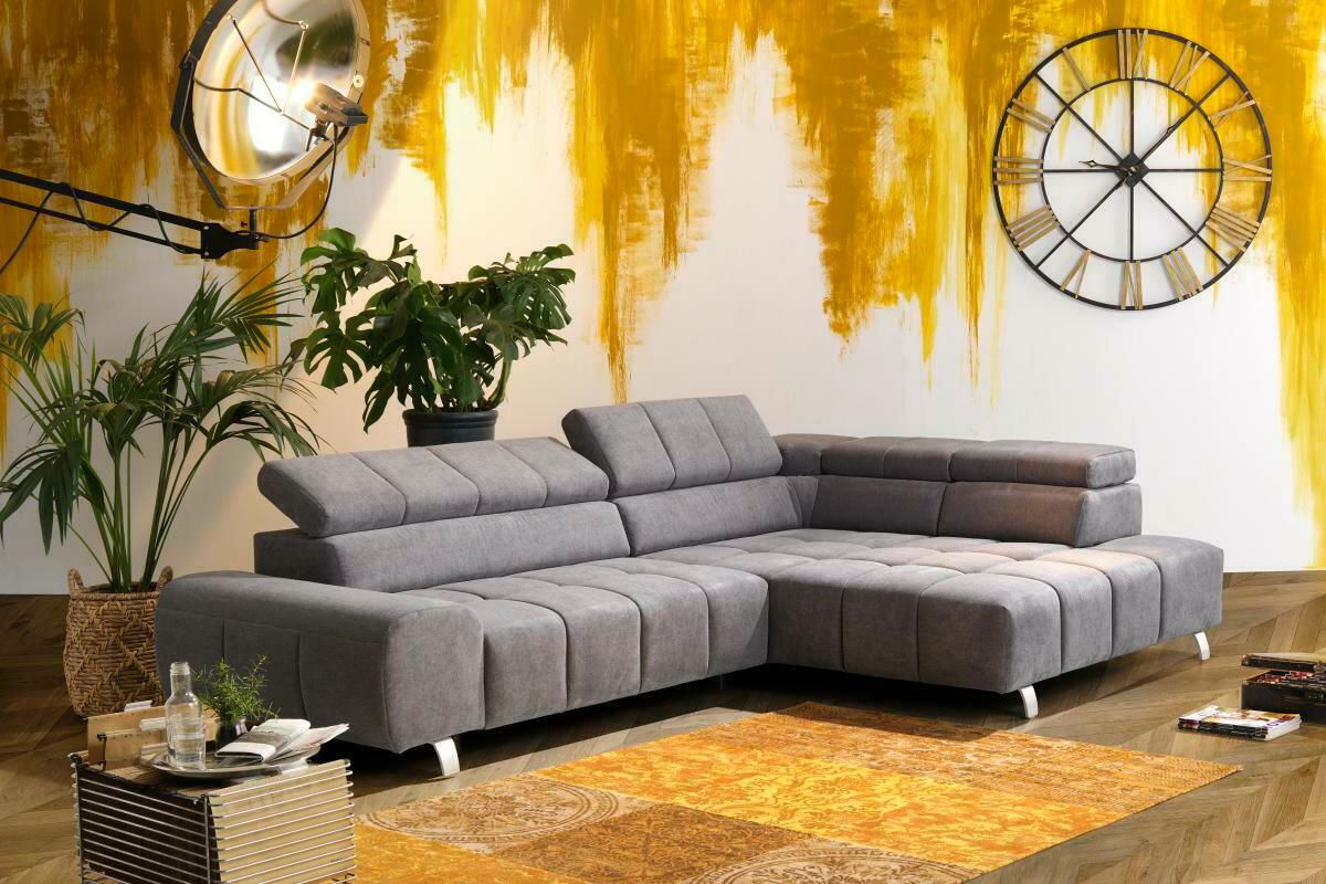 Graue Rundecke mit Ottomane rechts, moderne Wohnzimmerumgebung, seitliche Perspektive