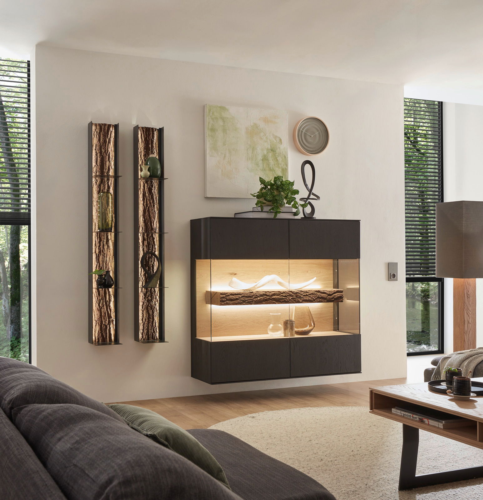 Valnatura Highboard LAVIA Modernes Highboard in dunklem Holz mit integrierter Beleuchtung, aus der Perspektive eines gemütlichen Wohnzimmers betrachtet.