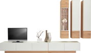 Moderne Wohnwand ohne Beleuchtung in Holz- und Weißtönen, bestehend aus einem TV-Board mit Dekoration und hängenden Schränken, frontal betrachtet.