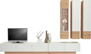 Moderne Wohnwand ohne Beleuchtung in Holz- und Weißtönen, bestehend aus einem TV-Board mit Dekoration und hängenden Schränken, frontal betrachtet.