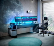 Moderner Drehstuhl in einem stilvollen Gaming-Setup, seitliche Perspektive