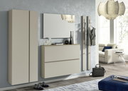 Modernes Garderobenset in Beige mit Schrank, Spiegel und Hakenleiste, seitliche Perspektive