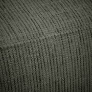 Nahaufnahme eines strukturierten, gerippten Stoffes in dunklem Grün, perspektivisch von der Seite aufgenommen.