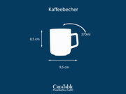 Weiße Kaffeetasse/Becher mit Henkel, 370 ml, Maße ca. 8,5 cm hoch und 9,5 cm breit, als schematische Frontansicht mit Maßpfeilen auf blauem Hintergrund.