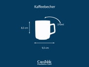 Weiße Kaffeetasse/Becher mit Henkel, 370 ml, Maße ca. 8,5 cm hoch und 9,5 cm breit, als schematische Frontansicht mit Maßpfeilen auf blauem Hintergrund.