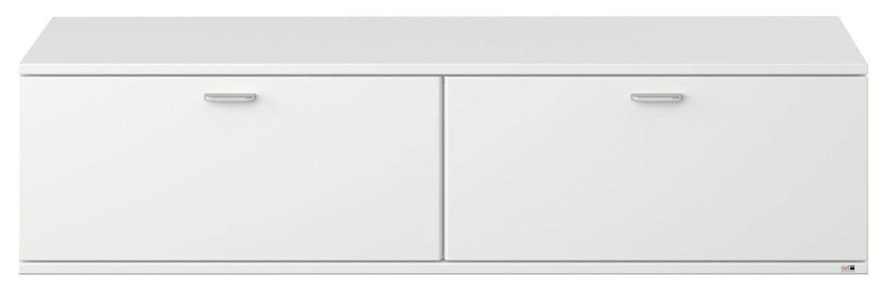 Weißes TV-Lowboard mit zwei Türen und silbernen Griffen, frontale Ansicht.