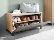 Houten kaptafel met schoenenrek, met daarop een sporttas en een sjaal, zijaanzicht