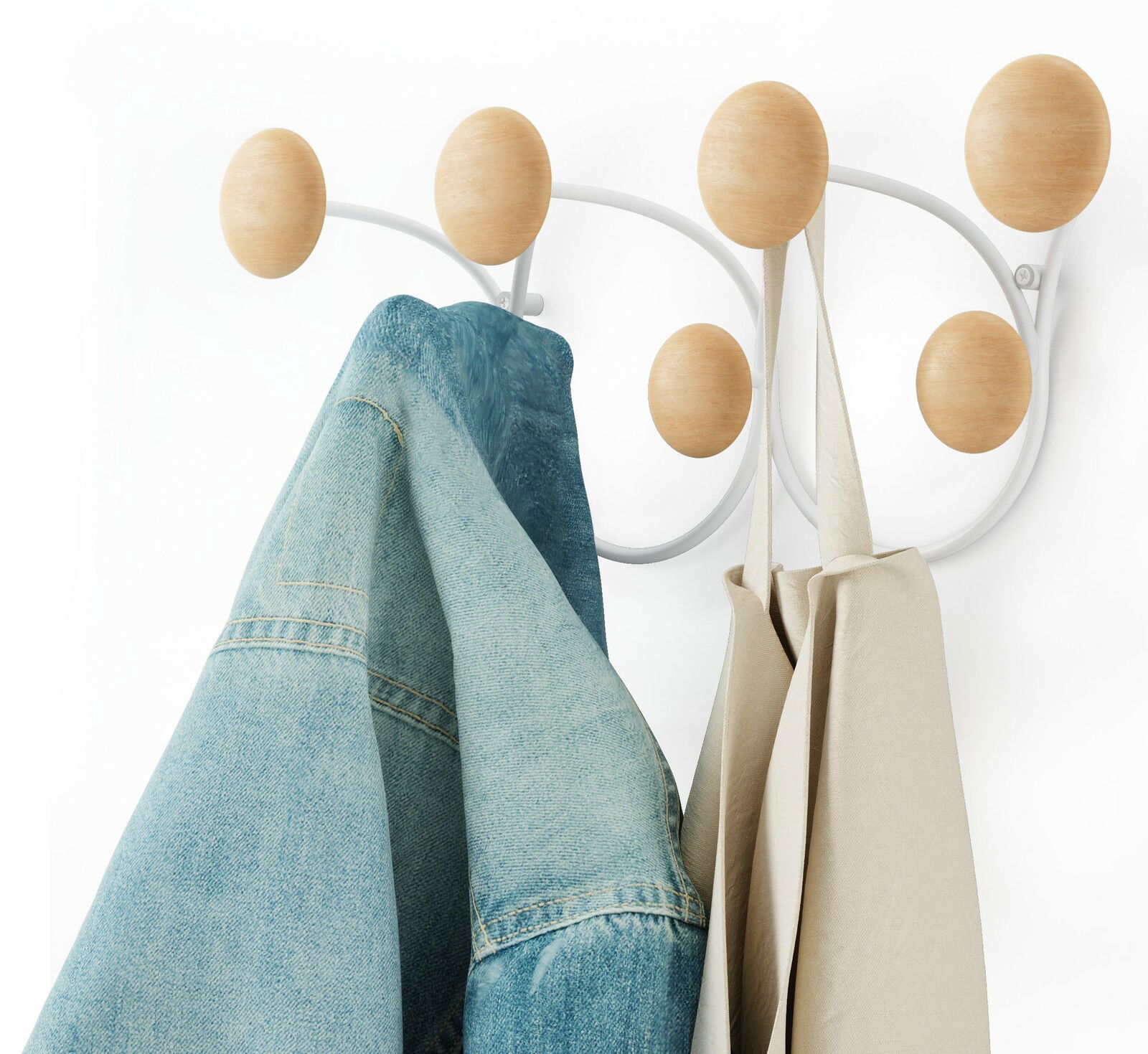 Wandgarderobe mit sechs runden Holzhaken, an denen eine Jeansjacke und eine beige Tasche hängen, seitliche Perspektive