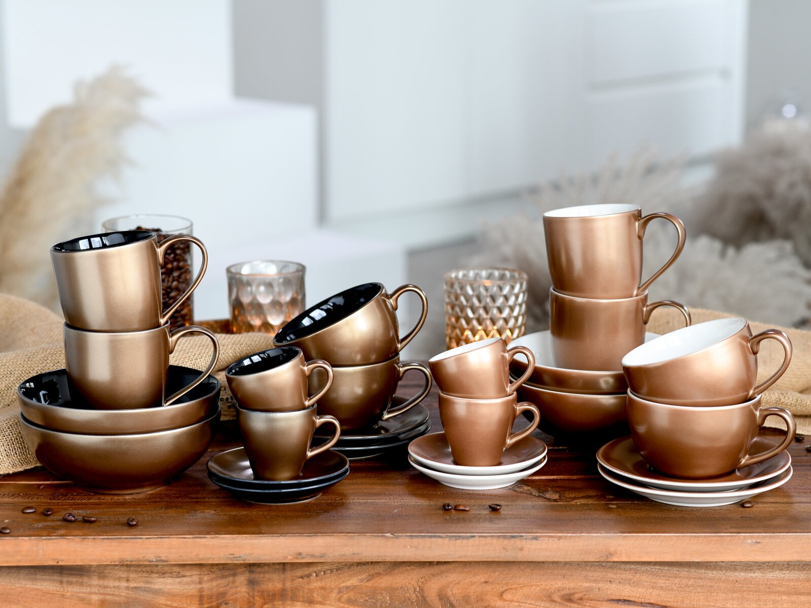 Creatable Müslischalen 6-tlg GOLDEN DAYS Kupferfarbenes Keramik-Geschirrset mit Tassen, Bechern, Schalen und Untertassen auf Holztisch, frontal in leichter Seitenperspektive aufgenommen