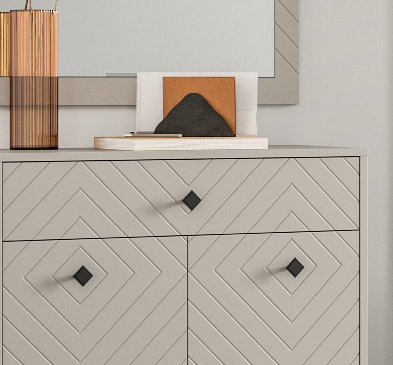 Schuhkommode mit geometrischem Muster und quadratischen Griffen, Vorderansicht
