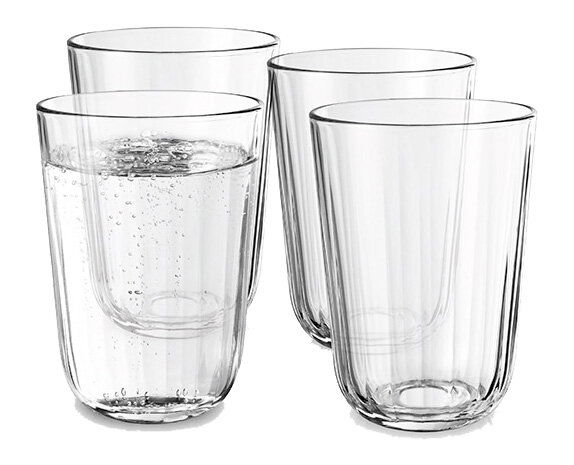 Vier klare Facettengläser, eines mit sprudelndem Wasser gefüllt, aus seitlicher Perspektive fotografiert.