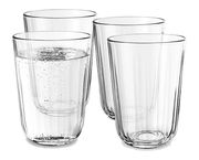 Vier klare Facettengläser, eines mit sprudelndem Wasser gefüllt, aus seitlicher Perspektive fotografiert.