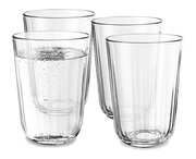 Vier klare Facettengläser, eines mit sprudelndem Wasser gefüllt, aus seitlicher Perspektive fotografiert.